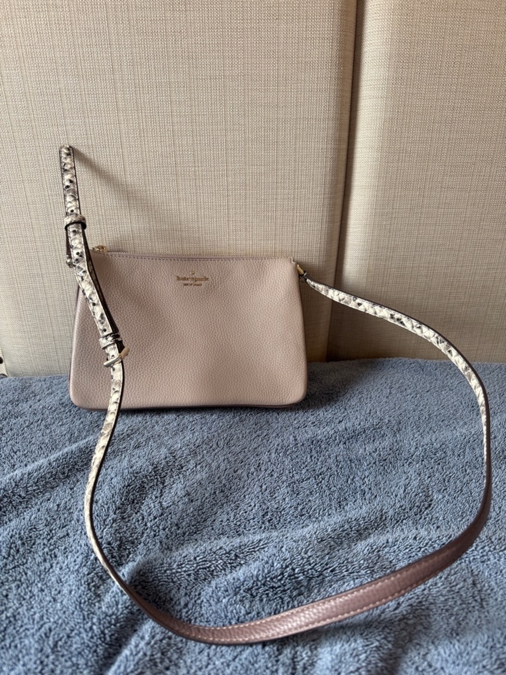 kate spade pebble leather crossbody — beige with snake-print strap